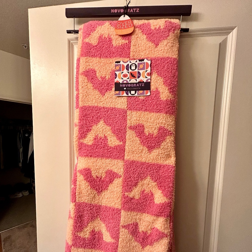 Novogratz pink and orange bats fuzzy blanket